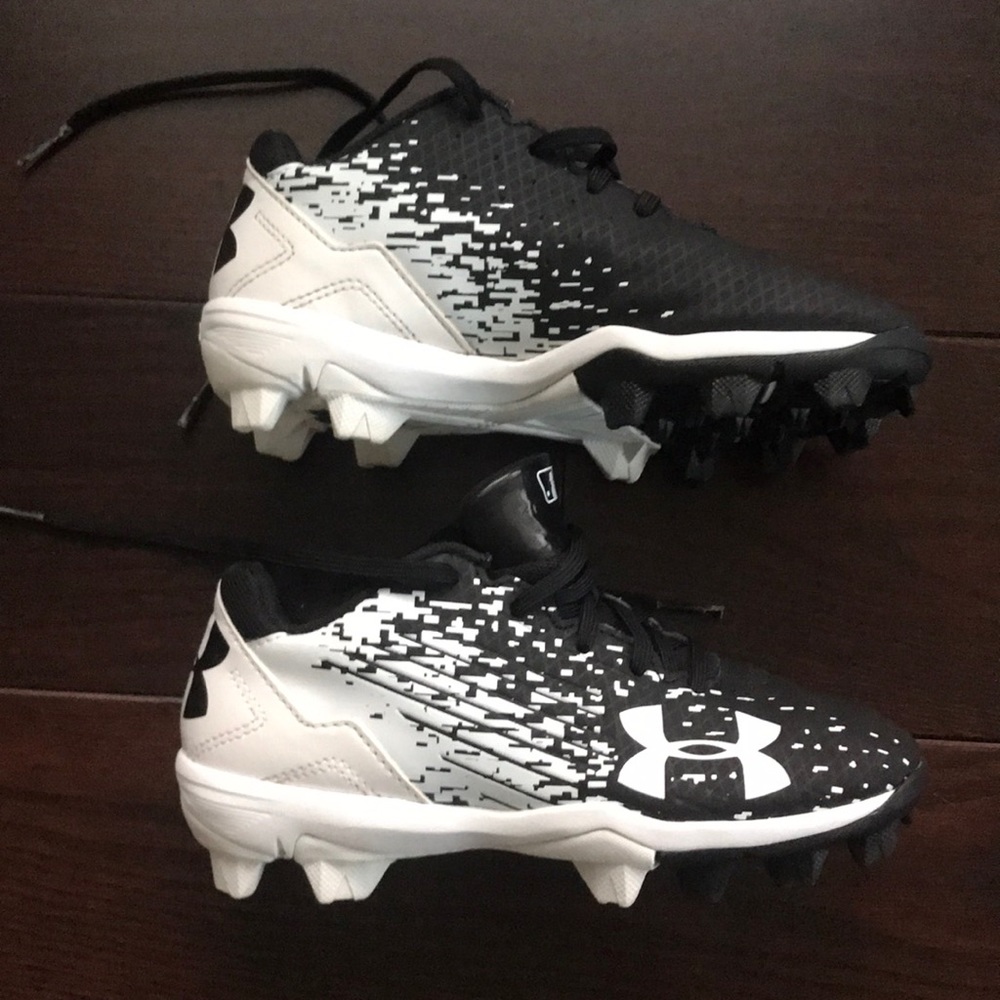 Gently used little boys baseball cleats size 13